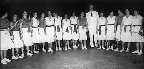 Basque Women racket players in the “Metropolitano” fronton in Mexico City.