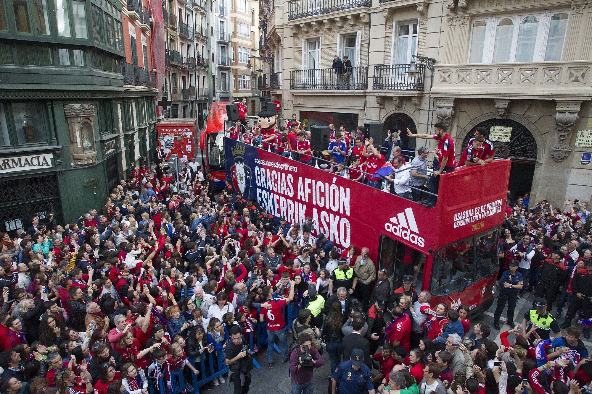 Osasuna, celebrating its ascent with fans in Pamplona. Diario de Noticias