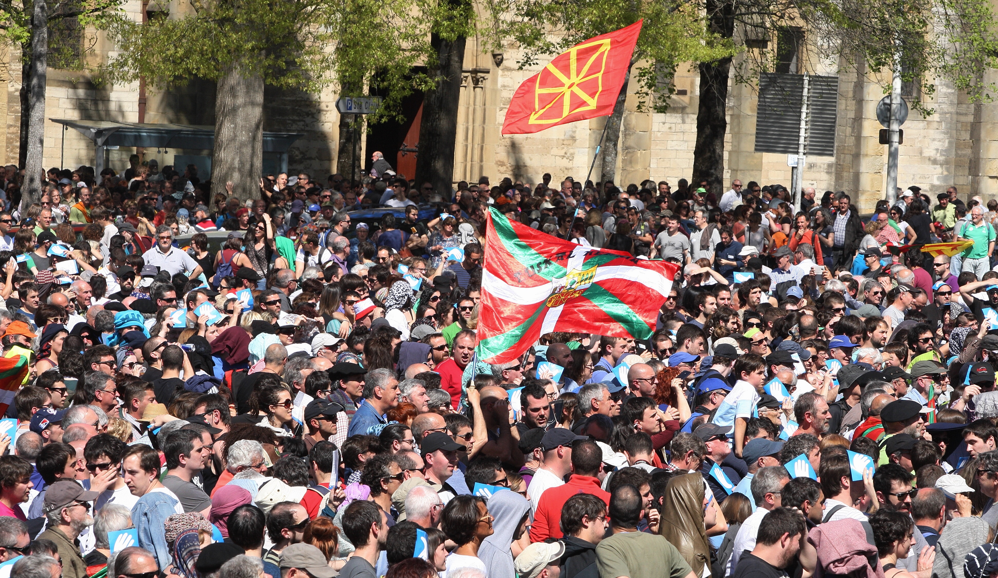 Thousands of people celebrate the disarmament in Bayonne. El Diario Vasco 