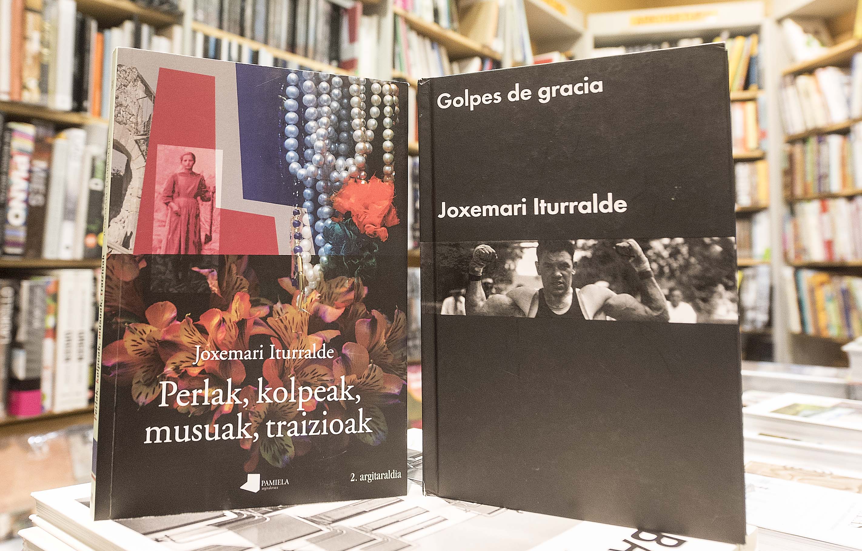 The novel by Iturralde and its Spanish translation. Ruben Plaza